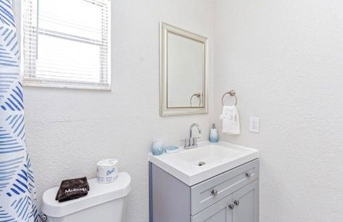 Walk to Downtown - 7min to beach - King bed & Free parking - Foto 28