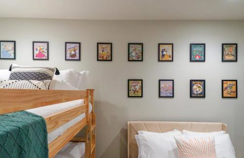 Spacious Disneyland Getaway I Game Room, King Suites & EV Access I Sleeps 14 - Foto 29