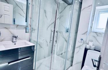 Luxury 5BR Stay With City Access - Photo 75