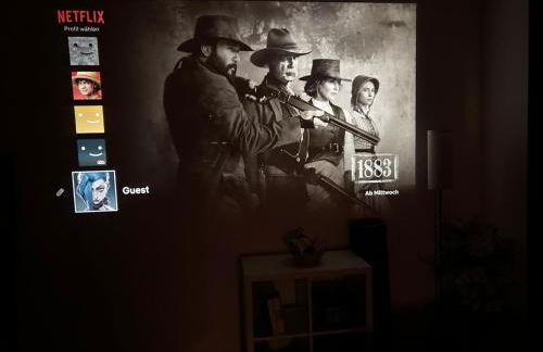 BAT Home Solutions Trier-Euren - alles was ein Hotel nicht bietet - 35 qm Ferienwohnung, Heimkino, Wallbox, Küche für 4 Personen - Foto 3