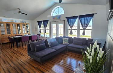 Walk to waves Beautiful 3-Bedroom with pool steps from beach - Foto 18