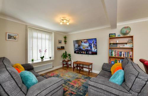 Rare Free Parking in Heart of the City - Highly Rated Townhouse & Garden - Peaceful Area Less Than 5min Walk to Beach, Shops, Bars, Arena, Marina, Parks - Foto 11