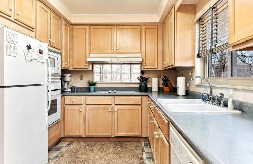 Cheerful 4BR Chalet with Seasonal Pool, Hot Tub - Foto 9