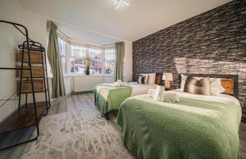 Spacious 6 Bedroom House l Near Airport l Sleeps 12 l Book With Confidence with The Cosy Corner Nationwide - Foto 10