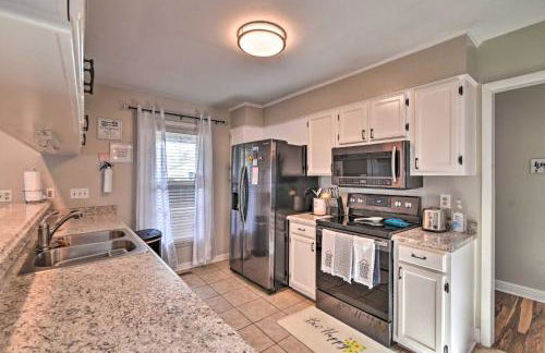 Fayetteville Vacation Rental with Sunroom and Yard! - Foto 9