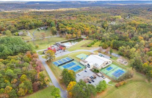 Wooded Chalet w Hot Tub & Indoor Pool, Gym Access - Foto 64