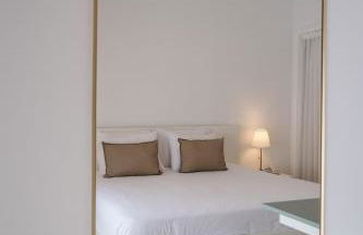 Bright & Spacious Villa by Beach - Photo 22