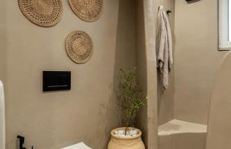 Rustic Boutique Apartment with Live Olive Tree & Private Parking - Photo 7