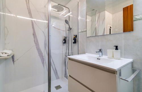 Spacious 4 Bedroom Apartment Fira BCN & Camp Nou - Foto 17