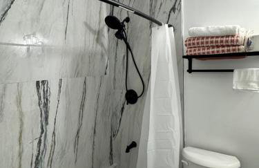 Cozy Retreat Near EWR with NYC access - Photo 22