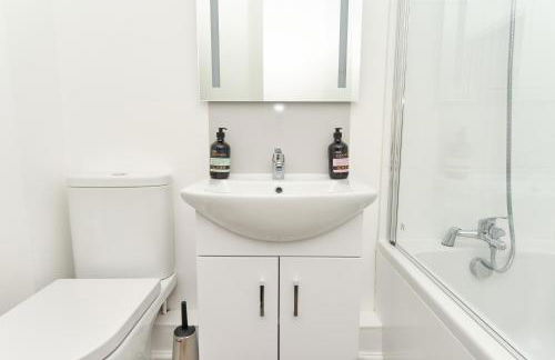 Meadow View - A Beautiful 3 Bed Apt With Stunning Countryside Views & Parking - Close To Ventnor, Shanklin & Sandown - 5 mins To Beach - Ideal For Friends, Families, & Business Stays - Dog Friendly - Foto 15