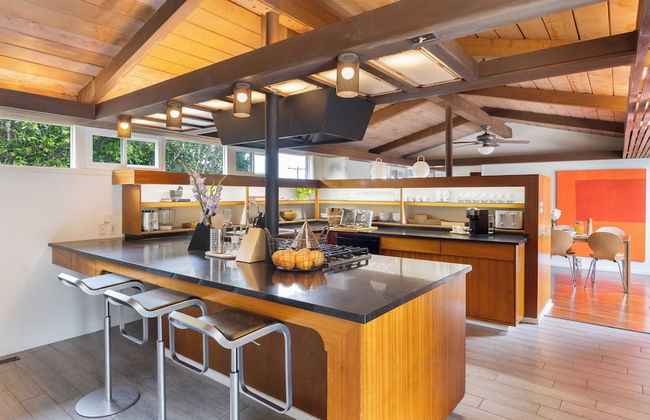 La Jolla Mid-century by Avantstay Private Pool, Outdoor Living + Ocean Views - Photo 13