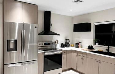 Lux Retreat with Pool Near Beach - Foto 38