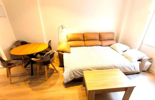 Modern Apartment with Terrace near the Center - Photo 5