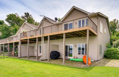 Spacious Lakefront Home with Spectacular Views! - Foto 22