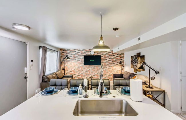 Charming 2BR w King Queen Close to SLC - Foto 10