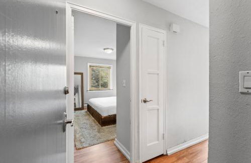 Downtown 2BR Penthouse with Prime Location & Views - Foto 12