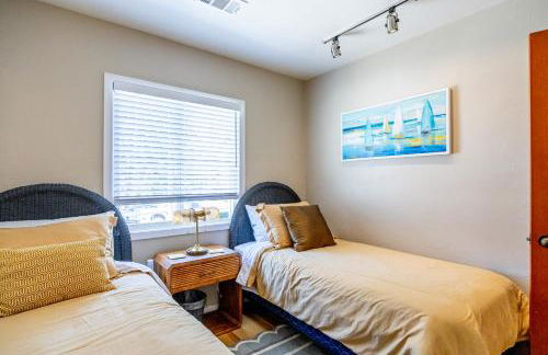 Seaside Garden Escape, A Stroll to the Beach! - Foto 4