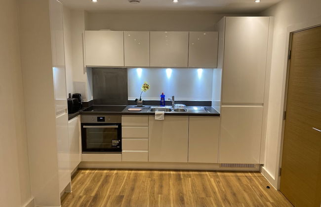 Cosy Stunning two Bed Apartment With Balcony - Foto 8