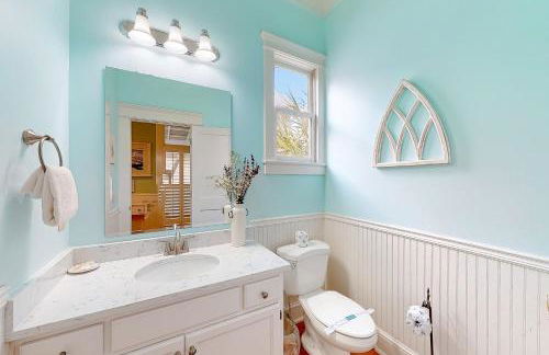 Charleston-style cottage w/ lovely decks, steps to the beach & pools - Foto 22