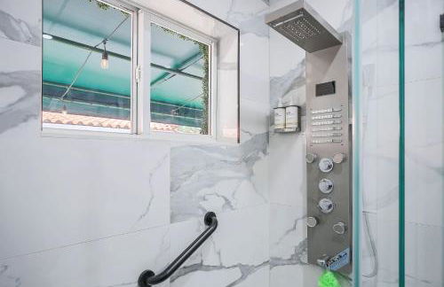 Vacay Spot Happy Escape 15 Min Beach Massage Shower Prime LOC! 6 blocks away from Bars, Nite Clubs, Res, Shops - Photo 14