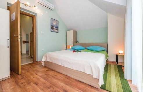 Awesome Home In Mirlovic Polje - Foto 34