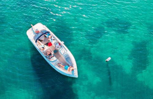 Across from Beach - Renovated Coastal Home, Gourmet Kitchen & Jetted Tub - by Maven Vacation Rentals - Foto 40