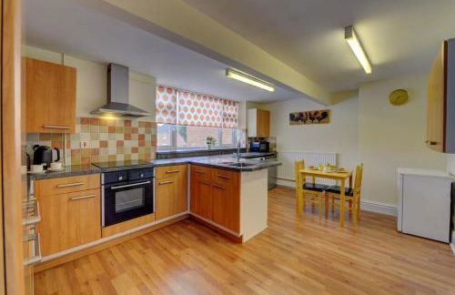 5 bedrooms, sleeps up to 16, secure parking space & comfort - Foto 8