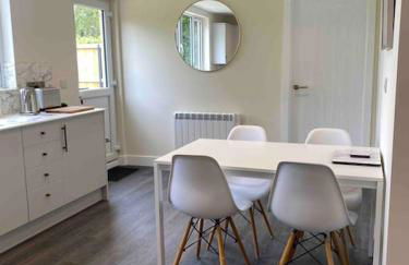 Larks Leaze Lodge, Steeple Ashton, Wiltshire - Photo 40