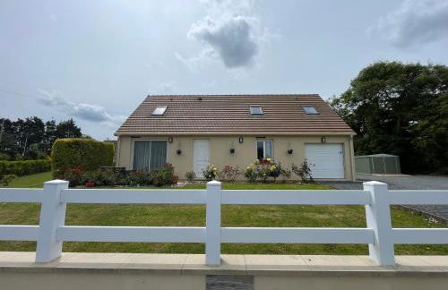 Saint Ho Mer Maison lumineuse vue mer 8 pers 4 chambres 2 sdb 2 WC étage rénové en 2025 belle terrasse grand jardin clos parking 8 mn à pied petite plage grand jardin près de Port en Bessin, Bayeux et plage Omaha beach - Foto 28