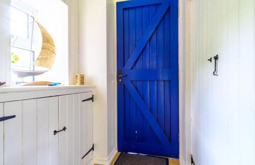 Lakeside Cottage - Photo 2