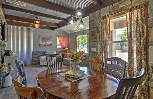 Newly Remodeled Home with Yard in Downtown Caliente! - Foto 8