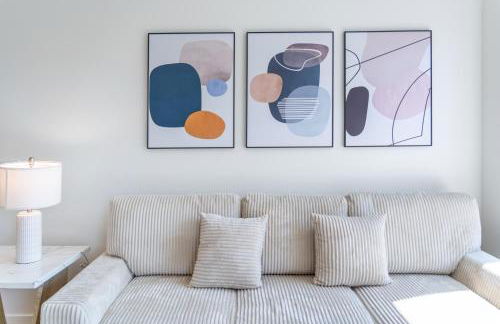 Luxury 2 Bedroom Residence With Fitness and Outdoor Pool - Photo 9