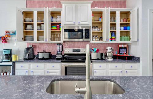 Walk2Beach - Golf Cart - Arcades - Stocked Kitchen - Foto 17