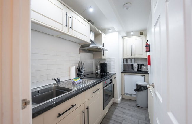 Modern Townhouse Apartment in Stratford Upon Avon With Wifi & Netflix - Photo 15