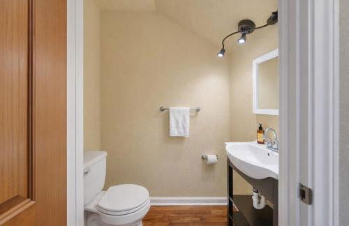 Vacation House, 2 Miles to Beach, Smart TVs, Grill - Foto 22