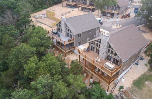 Lavish Retreat with Decks, Steps to Table Rock Lake! - Foto 39