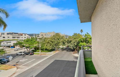 Beverly Hills Glamour Oasis 2 BR Apt with Parking 304 - Photo 20