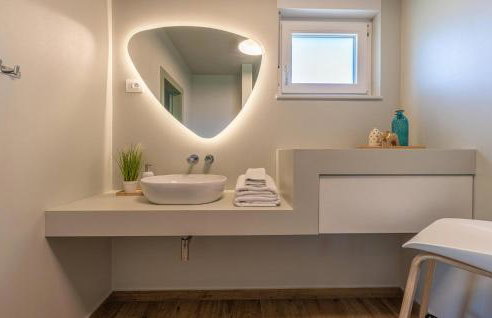 Stunning Home In Hum With Sauna - Photo 32