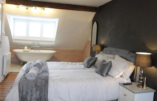 Charming 4-Bed in Llangollen - Photo 13