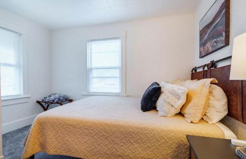 King Bed, Stocked Kitchen, Easy Driveway Parking, 2mi to Downtown & Coliseum - Foto 42