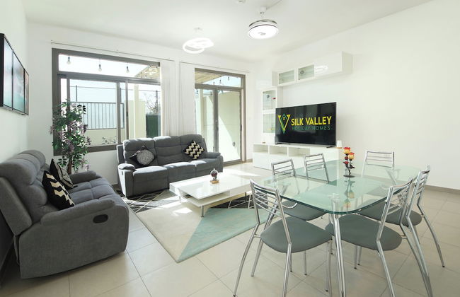 Luxury 4B and maid's with private garden - Photo 8