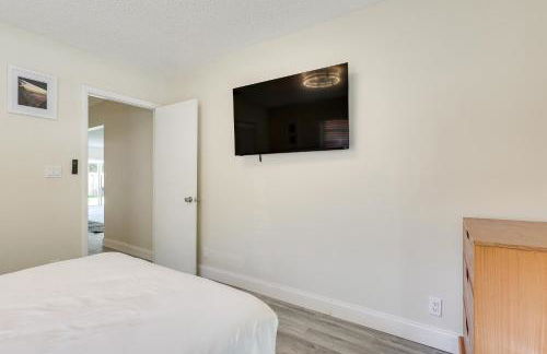 Walk to Shops and Eats, 3 Mi to Beach! Hollywood Gem - Photo 20