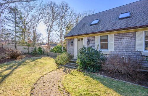 Cozy Cape Retreat with Fenced Yard Fire Pit - Foto 39