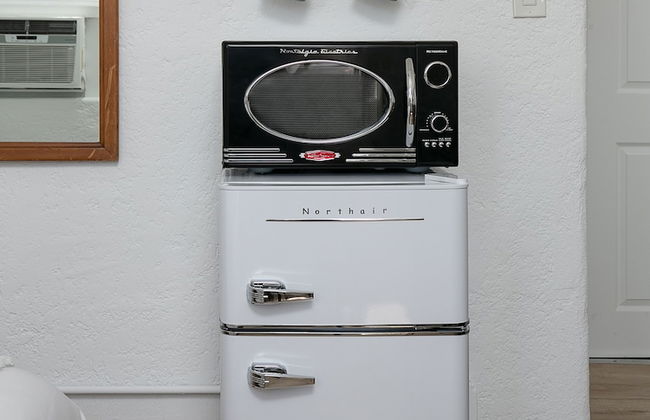 Beautiful Studio Near Hollywood! Sleeps 2! - Photo 15