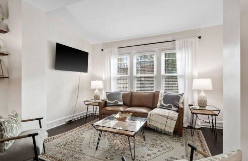 Luxury Living: Grand 7BR/5BA near Everything - Photo 50