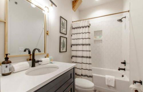 Amazing Amenities and Location - 1 Bedroom Condo - Foto 16