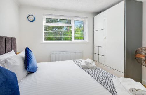 Luxury 5 BDR 2 BA House with Parking in Sandhurst By 360Stays - Photo 55