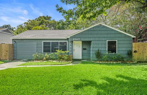 3 Bedroom Home The Neighborhood Spot desks in 2 rooms high speed Internet wifi Kick Back & Relax close to Houston Hobby Airport 5 star superhost - Foto 20