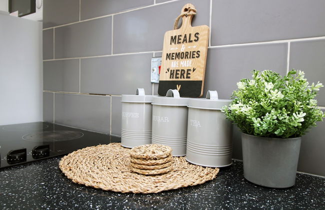 Skyline Immaculate 2-bed Apartment in Swansea - Photo 23